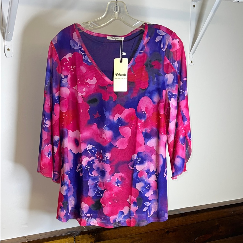 NWT Mesh Bell Sleeve Floral V-Neck Women's Top -‎ Pink and Purple- M
